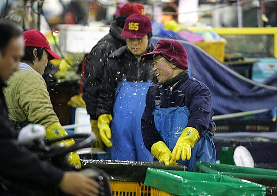 이른 새벽, 고단한 시간이지만 경매를 마치고 잠시 쉬고 있는 상인들의 표정에 활기가 느껴진다. [사진-통일뉴스 김주영 기자]