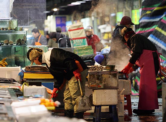 해가 뜨려면 아직 한 두시간을 더 있어야 하지만 가락시장의 소매상들은 분주히 손님 맞을 준비가 한창이다. [사진-통일뉴스 김주영 기자]