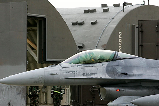 착륙한 F-16 전투기 조종사가 도착사인을 보내고 있다. [사진-통일뉴스 김주영 기자]