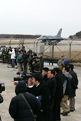 미 본토에서 날아온 F-16 전투기 전개 모습을 촬영하기 위해 늘어선 취재진들. 그러나 평소와 달리 근접촬영이 제한됐다. [사진-통일뉴스 김주영 기자]