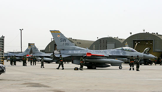 착륙한 F-16 전투기들을 점검하고 있다. [사진-통일뉴스 김주영 기자]