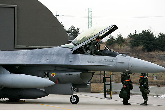 F-16 전투기에서 빠져나오는 조종사. [사진-통일뉴스 김주영 기자]