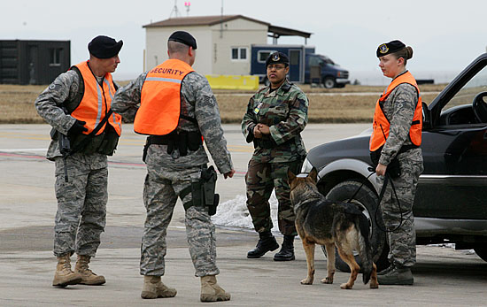 전투기 착륙에 앞서 군경비견과 안전요원들이 주위를 살피고 있다. [사진-통일뉴스 김주영 기자]