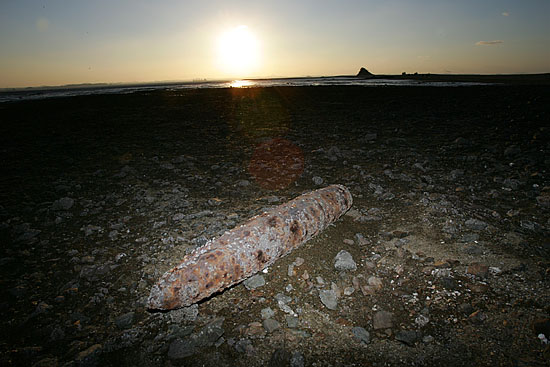 16일 오후 경기도 화성군 매향리 반환이 완료된 농섬 미군 폭격장에는 여전히 포탄잔재가 나뒹굴고 있다. [사진-통일뉴스 김주영 기자]