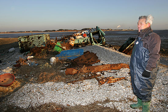 미군이 남겨놓고 간 포탄 잔재들을 둘러보는 매향리 주민. [사진-통일뉴스 김주영 기자]