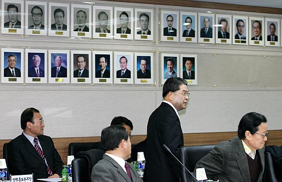 인수위의 '통일부 폐지안'이 발표된 가운데, 18일 오전 정부종합청사 4층 회의실에서 열린 '제1차통일정책평가회의'에 참석한 이재정 통일부 장관이 역대 장관들의 사진을 지나 회의장을 들어서고 있다. [사진-통일뉴스 김주영 기자]