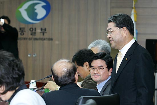 이재정 통일부 장관이 정책평가회의에 참석한 위원들과 인사를 나누고 있다. [사진-통일뉴스 김주영 기자]