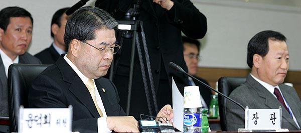 통일부정책평가회의가 진행되는 동안 침통한 표정을 감추지 못하는 이재정 장관. [사진-통일뉴스 김주영 기자]