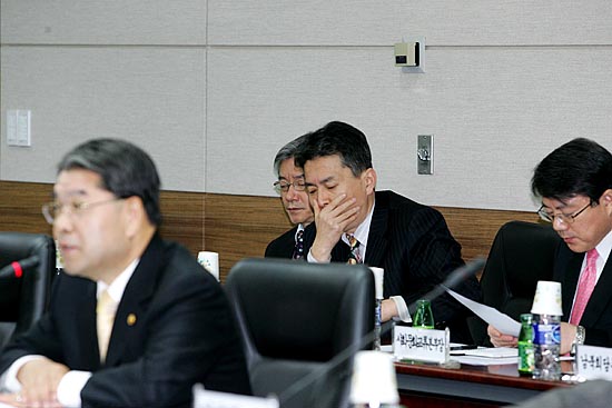 회의에 참석한 통일부 관계자들의 표정이 어둡다. [사진-통일뉴스 김주영 기자]