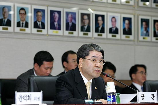 이재정 장관이 회의에 앞서 