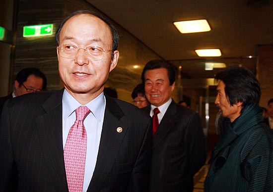 21일 오후 한.미FTA 비준동의안이 상정되는 '통일외교통상위원회'(위원장 김원웅 의원) 전체회의에 앞서 송민순 외교통상부 장관이 김원웅 통외통위 상임위원장실로 들어서고 있다.[사진-인터넷사진공동취재단 유성호 기자]