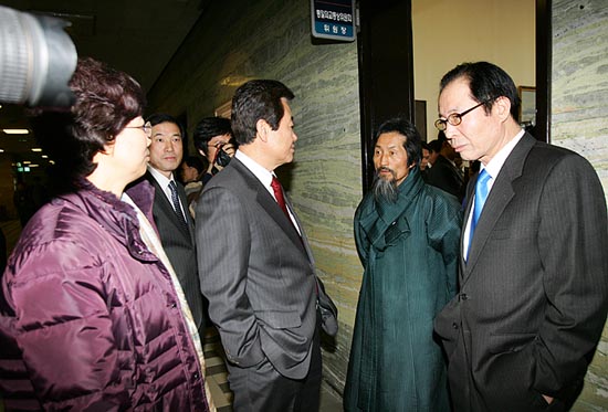 이날 통일외교통상위원회 회의는 타 위원회 소속 의원들의 회의 방청 제한과 취재가 일부 제한됐다. 통외통위 회의실 앞에서 대책을 논의하는 민주노동당 의원들. [사진-통일뉴스 김주영 기자]