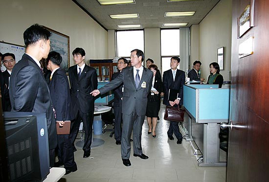 이날 통일외교통상위원회 전체회의가 방청제한과 취재진의 출입통제가 진행된 가운데 회의실과 연결된 상임위원장실이 통제되고 있다. [사진-통일뉴스 김주영 기자]