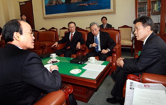 상임위원회 전체회의에 앞서 송민순 외교통상부 장관(왼쪽)과 김종훈 전 통상교섭본부장(가운데)이 김원웅 통외통위 위원장(오른쪽)과 대화를 나누고 있다. [사진-인터넷사진공동취재단 유성호 기자]