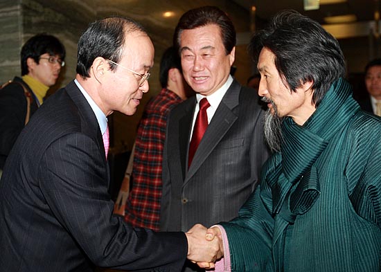 '웃고는 있지만...'. 통외통위 전체회의에 앞서 송민순 외교부장관(왼쪽)과 강기갑 민주노동당 의원(오른쪽)이 만나 인사를 나누고 있다. 이날 민주노동당 측은 통외통의 회의에서 '검증절차 없는 한.미FTA 비준안 상정 반대'의 뜻을 밝혔다.[사진-인터넷사진공동취재단 유성호 기자]