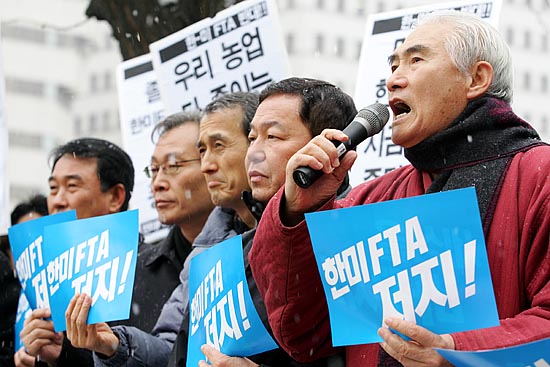 21일 오후 통일외교통상위원회 전체회의에서 한.미FTA 비준동의안 상정이 예정된 가운데 '한국진보연대'(상임공동대표 오종렬) 소속 단체 회원들이 한.미FTA 비준동의안 상정을 반대하며 기자회견을 열었다. [사진-통일뉴스 김주영 기자]