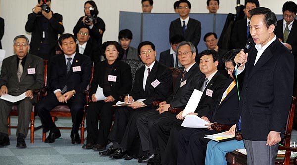 한편, 21일 오후 2시 이명박 대통령 당선자가 농민단체 대표들과 가진 간담회 자리에서 발언하고 있다. 이날 박의규 농업경영인중앙회장 (40개 농어민 대표이날 농민단체 대표)를 비롯한 농민단체 대표들은 이 당선자에게 한미FTA 국회비준에 우려를 표했다. [사진-인터넷사진공동취재단 박범진 기자]