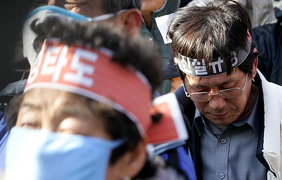 집회 도중 고개를 떨군 채 시름에 잠긴 어민. [사진-통일뉴스 김주영 기자]
