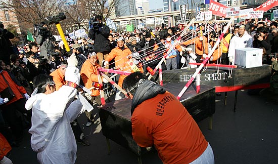 분노한 태안주민들이 기름유출사고를 재현하는 퍼포먼스를 벌였다. [사진-통일뉴스 김주영 기자]