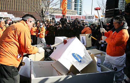 분노한 주민들은 삼성제품을 부수는 퍼포먼스를 벌였다. [사진-통일뉴스 김주영 기자]