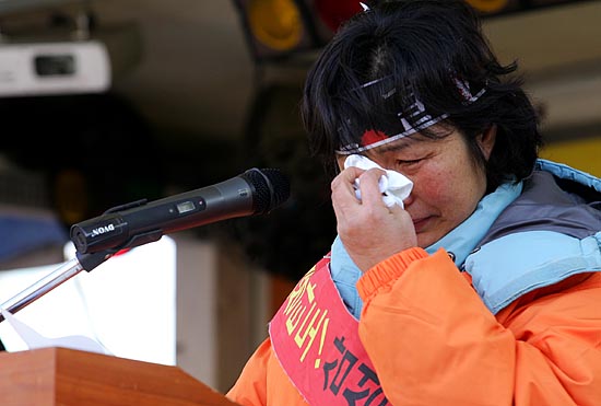 그 동안의 경과를 설명하며 눈물 흘리는 태안주민. [사진-통일뉴스 김주영 기자]