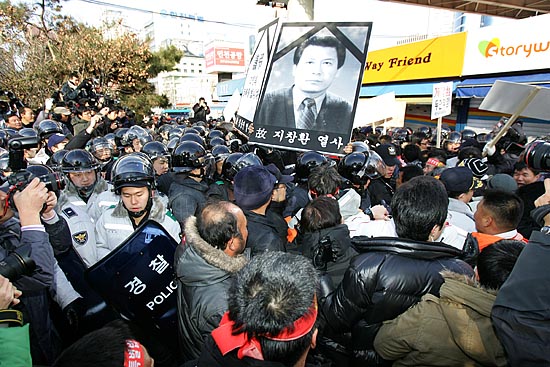서울역 앞 집회를 마친 주민들이 삼성본관으로 행진을 시도하며 경찰과 몸싸움을 벌였다. [사진-통일뉴스 김주영 기자]