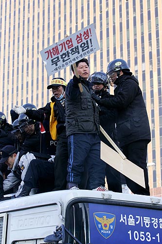 경찰병력으로 가로막힌 주민들이 버스 위로 올라섰다. [사진-통일뉴스 김주영 기자]