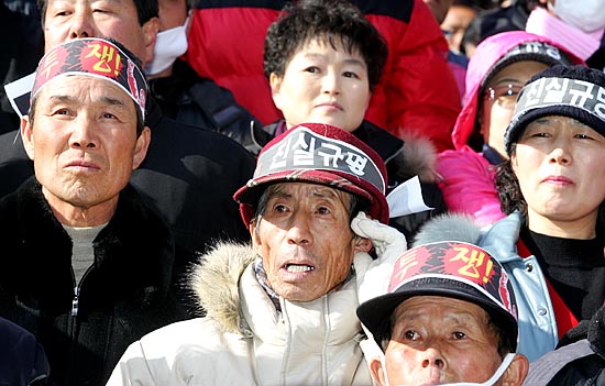 '제대로 된 대책을..'. 집회에 참가한 태안주민들이 각 정당 대표자들의 발언을 듣고 있다. [사진-통일뉴스 김주영 기자]