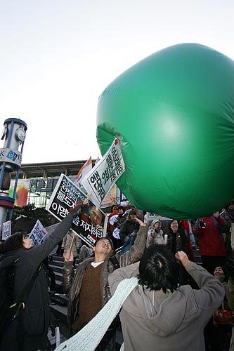 '빈곤,전쟁,차별,FTA는 저 풍선 타고 멀리..'. [사진-통일뉴스 김주영 기자]