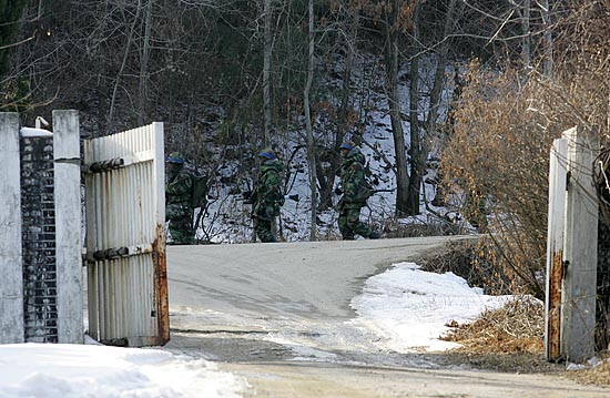 도자기 체험학습장인 구 직천초교에 위치한 '도자기 나라' 에서 어린이집 아이들이 체험학습을 진행하는 동안 정문 앞을 지나는 훈련병들. 마을과 훈련장과의 구분이 모호하다. [사진-통일뉴스 김주영 기자]