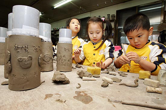 밖에서는 탱크가 굉음을 내고 지나가지만 흙을 빚는 아이들의 눈빛은 흔들림 없이 똘망똘망 하다. [사진-통일뉴스 김주영 기자]