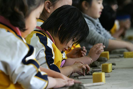 고사리 손으로 체험 학습에 열중하는 아이들.[사진-통일뉴스 김주영 기자]