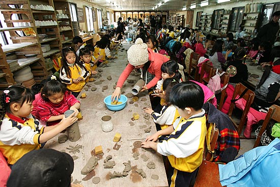 '도자기 나라' 체험수업에 참가한 100여명의 어린이집 아이들로 분교의 넓은 교실이 가득 찼다. [사진-통일뉴스 김주영 기자]