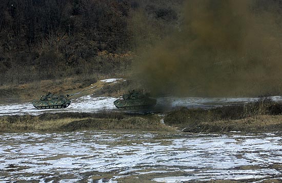 혹한기 훈련중인 전차. 길을 지나는 동안 수 많은 전차와 무장한 군인들과 맞닥뜨렸다. [사진-통일뉴스 김주영 기자]