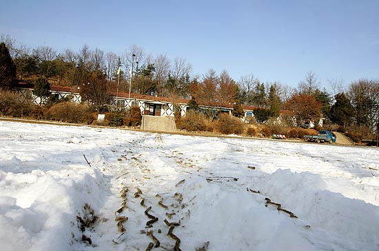 체험 수업을 한바탕 신나게 마치고 아이들이 빠져나간 자리에 바퀴자국만 남았다. 학교가 헐리면 전차의 궤도자국이 남을 것이다. 무건리훈련장 확장예정지에 위치한 직천초교는 2006년 5월 무너진 '대추분교'를 떠오르게 한다.  [사진-통일뉴스 김주영 기자]