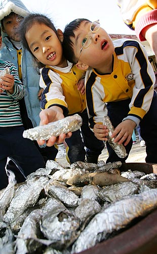 수업을 마치고 마을 주민 한 분이 직접 구워내온 군고구마가 아이들 앞에 푸짐하게 놓였다. [사진-통일뉴스 김주영 기자]