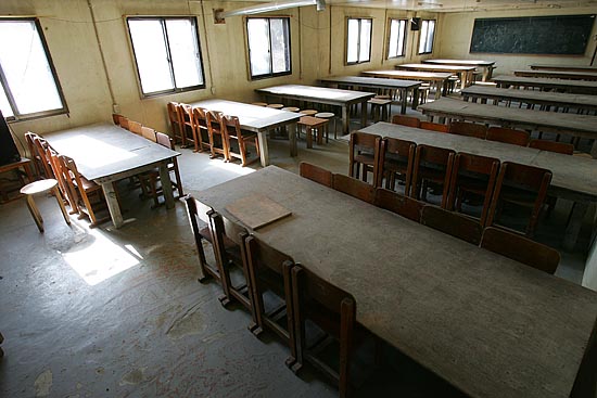 구 직천 초등학교의 빈 교실. 그 동안 주민이 줄면서 분교에서 폐교 신세가 됐지만 '도자기 나라'는 아이들이 한번 왔다가면 꼭 다시 오고 싶어하는 곳이 되었다.  [사진-통일뉴스 김주영 기자]