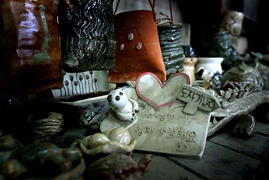 수업에 참가한 아이들이 남겨 놓은 도자기 공예품들. 체험 학습을 하고 간 아이들은 꼭 다시 찾고 싶어 한다. 봄에도 여름에도 아이들은 다시 이곳을 찾을 수 있을까? [사진-통일뉴스 김주영 기자]