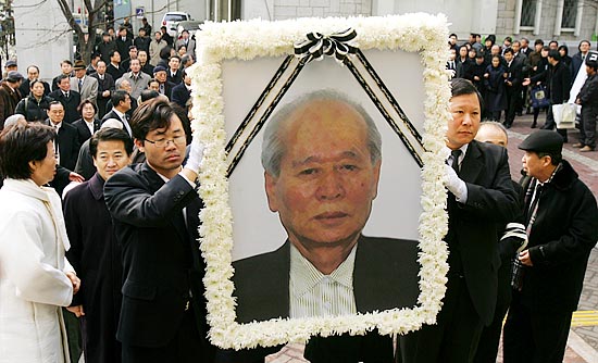 일제시대 '부민관 폭파'를 단행한 고 조문기 선생의 영결식이 11일 오전 10시 서울 성공회대성당에서 엄수됐다. 영결식을 마치고 고인이 18세의 나이로 일으킨 부민관 폭파의거 현장인 서울시의회(당시 부민관)앞마당에서 노제가 진행되고 있다. [사진-통일뉴스 김주영 기자]