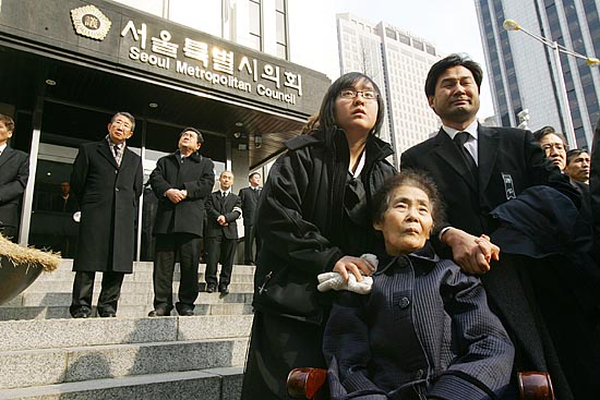 고인이 자주 찾았다는 부민관 자리인 서울시의회 앞마당에서 진행된 노제를 지켜보는 부인 장영심 여사. [사진-통일뉴스 김주영 기자]