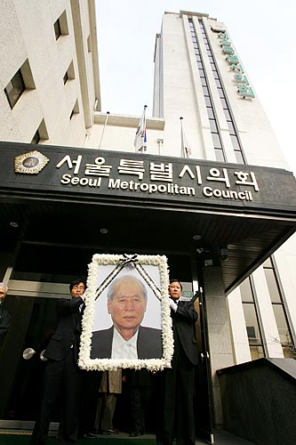 서울시의회 정문 앞에 선 고인의 영정. [사진-통일뉴스 김주영 기자]