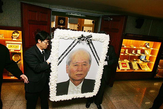 선생의 영정이 마지막으로 서울시의회 내부를 둘러보고 있다. [사진-통일뉴스 김주영 기자]