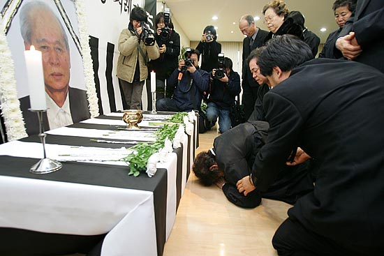 노제에 앞서 열린 영결식에서 부인 장영심 씨가 고인에게 큰절을 올리고 있다. [사진-통일뉴스 김주영 기자]