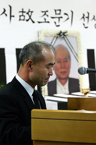 고인의 사위 김석화 씨가 추모사를 낭독하며 말을 잇지 못하고 있다. [사진-통일뉴스 김주영 기자]
