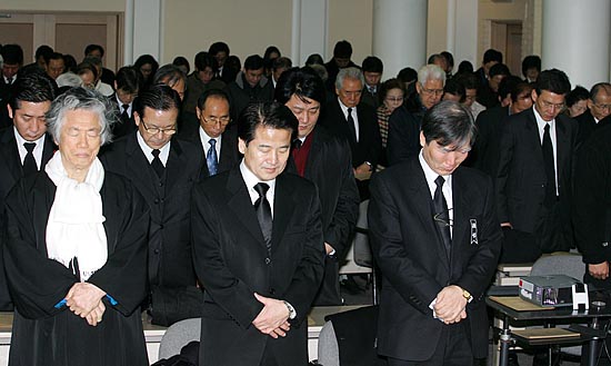 영결식에 참석한 내빈들이 고인을 기리는 묵념을 하고 있다. [사진-통일뉴스 김주영 기자]