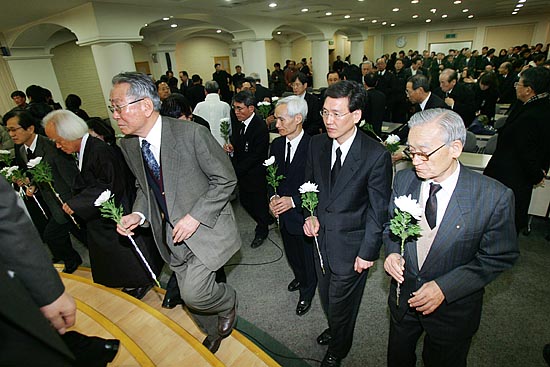 이날 고 조문기 선생의 영결식에는 각계인사 250여명이 참석했다. 영결식을 마치고 헌화행렬이 이어졌다. [사진-통일뉴스 김주영 기자]