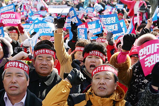'올해도 아스팔트 농사'. '한.미FTA반대'를 외치는 농민들. [사진-통일뉴스 김주영 기자]