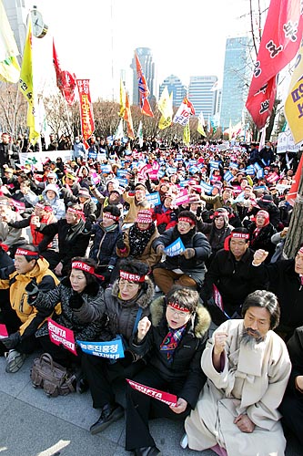 14일 여의도 국회 인근에서 농민단체 회원 5천여명이 운집해 통일외교통상위원회의 한미FTA비준 동의안 상정을 반대했다.  [사진-통일뉴스 김주영 기자]