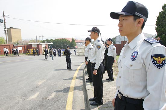 기자회견이 열린 서울공항 제2출입구 주변에 경찰들이 삼엄하게 경비를 서고 있다. [사진-통일뉴스 조성봉 기자]