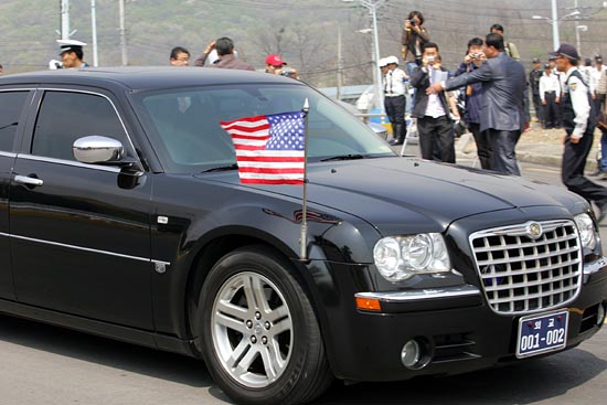 미국 대사관 차량이 통과하자 경찰들이 취재기자들의 촬영을 제지하고 있다. [사진-통일뉴스 조성봉 기자]